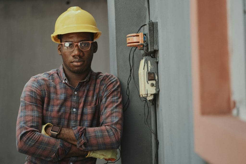 Une personne travaillant dans le domaine de la construction