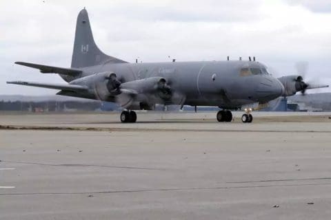 avion sur une piste d'attérissage