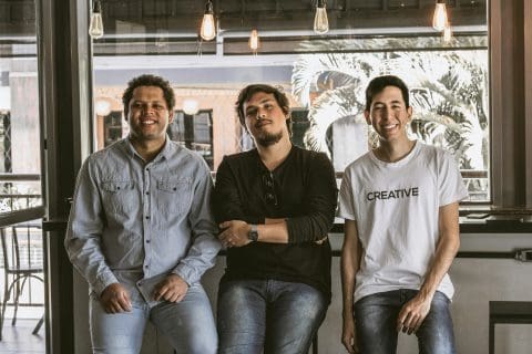 3 personnes qui pose pour la caméra