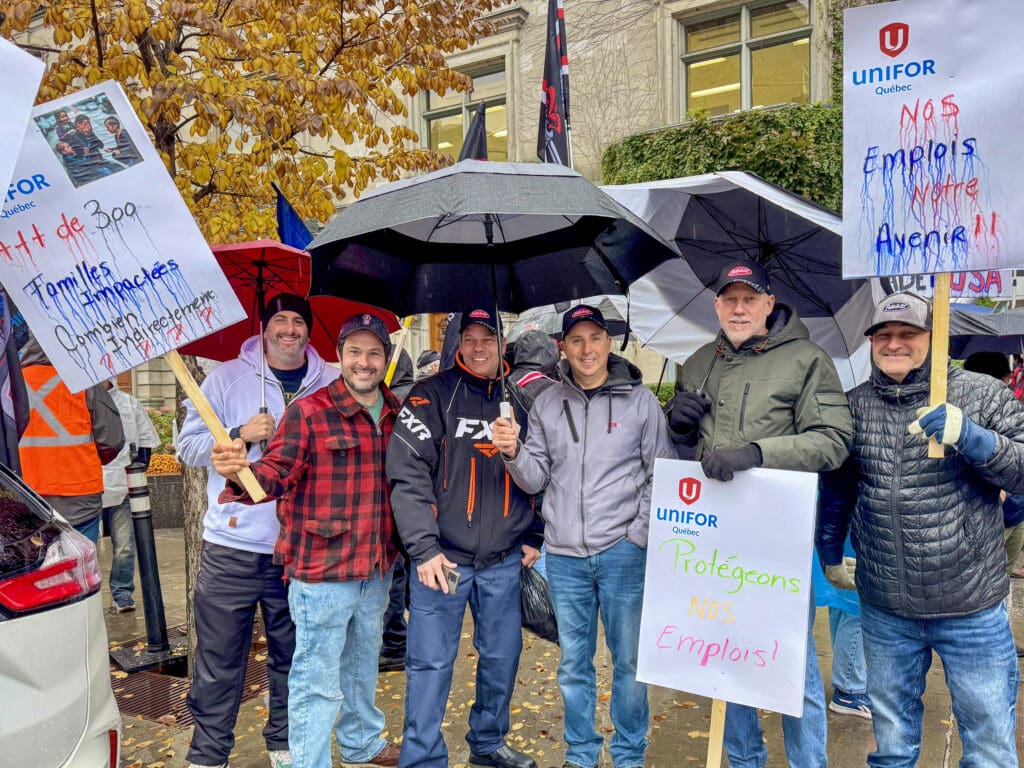 Unifor manifeste devant les bureaux de François Legault : l’achat local doit commencer par l’État